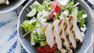 Греческий салат с курицей