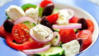 Греческий салат с помидорами