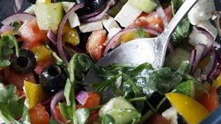Греческий салат с рукколой