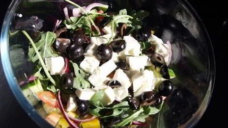 греческий салат с рукколой