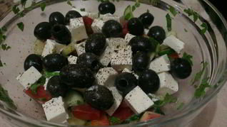 Греческий салат с зеленью