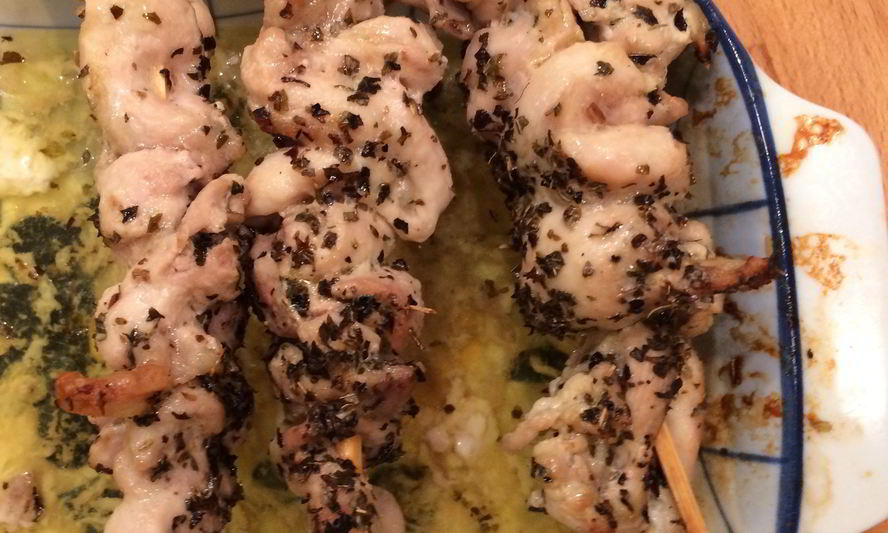 Рецепт греческого ужина с курицей сувлаки и салатом из репы