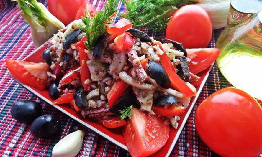 Рецепт гречневого салата с овощами и салями