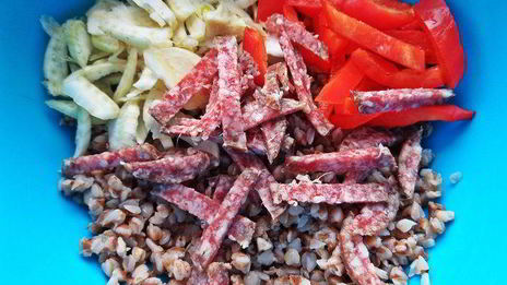 гречневый салат с овощами и салями