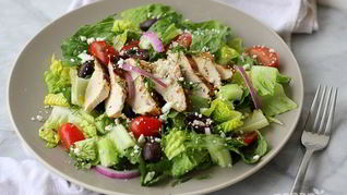 Салат Греческий с жареной курицей