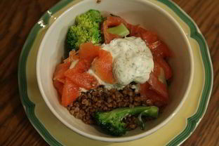 Салат из гречки с брокколи и семгой