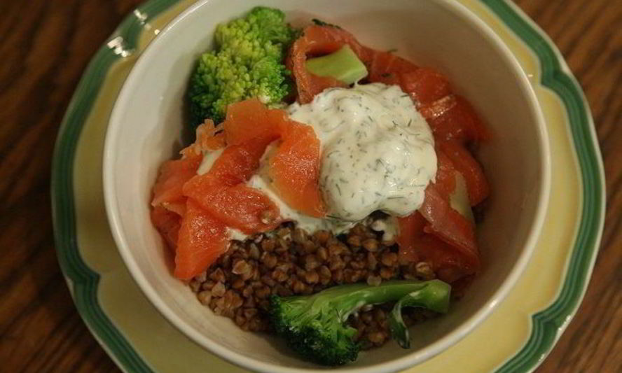 Рецепт салата из гречки с брокколи и семгой