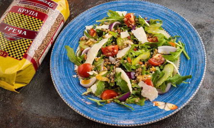 Рецепт салата из гречки с копченой курицей и томатами