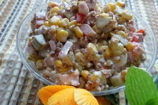 Салат с гречкой и ветчиной