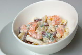 Салат с креветками и пастой в греческом стиле