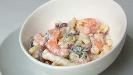 салат с креветками и пастой в греческом стиле