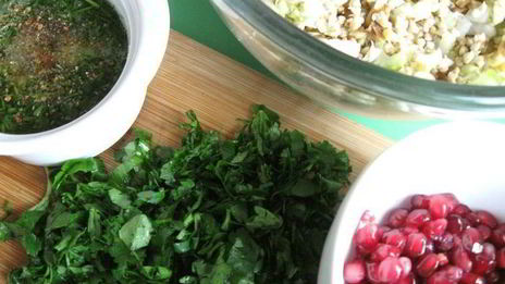 салат с проростками зеленых зерен гречихи и гранатом