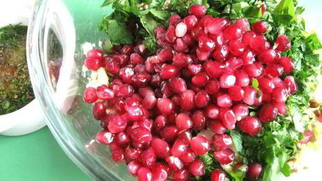 салат с проростками зеленых зерен гречихи и гранатом