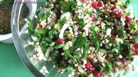 салат с проростками зеленых зерен гречихи и гранатом