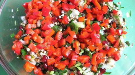 салат с проростками зеленых зерен гречихи и гранатом