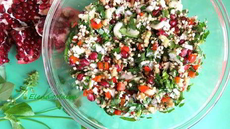 салат с проростками зеленых зерен гречихи и гранатом