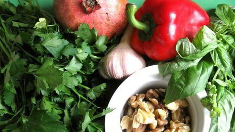 салат с проростками зеленых зерен гречихи и гранатом