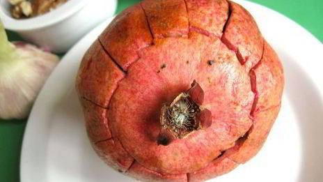 салат с проростками зеленых зерен гречихи и гранатом