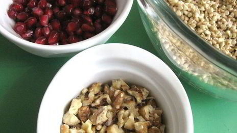 салат с проростками зеленых зерен гречихи и гранатом