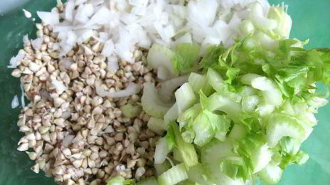 салат с проростками зеленых зерен гречихи и гранатом