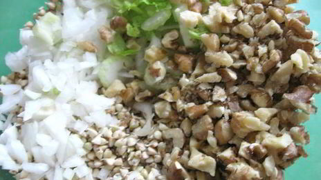 салат с проростками зеленых зерен гречихи и гранатом