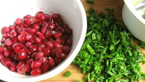 салат с проростками зеленых зерен гречихи и гранатом