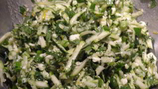 Салат с цукини, зеленью и фетой по-гречески