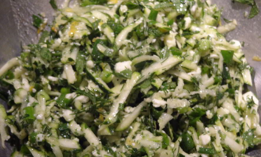 Рецепт салата с цукини, зеленью и фетой по-гречески