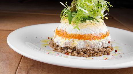 слоеный салат с горбушей и гречкой