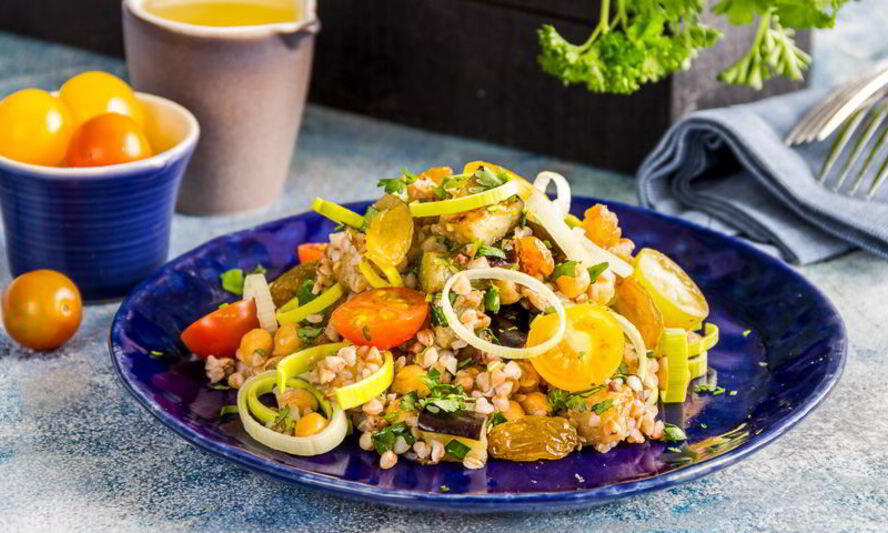 Рецепт теплого салата с гречкой и нутом