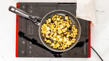 теплый салат с гречкой и нутом