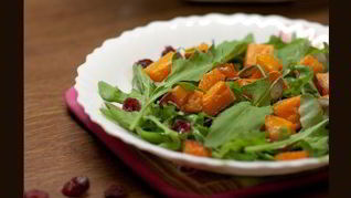 Итальянский салат с запеченной тыквой и рукколой