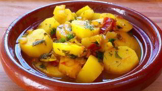 Картофельный салат с клюквой и яблочным соусом