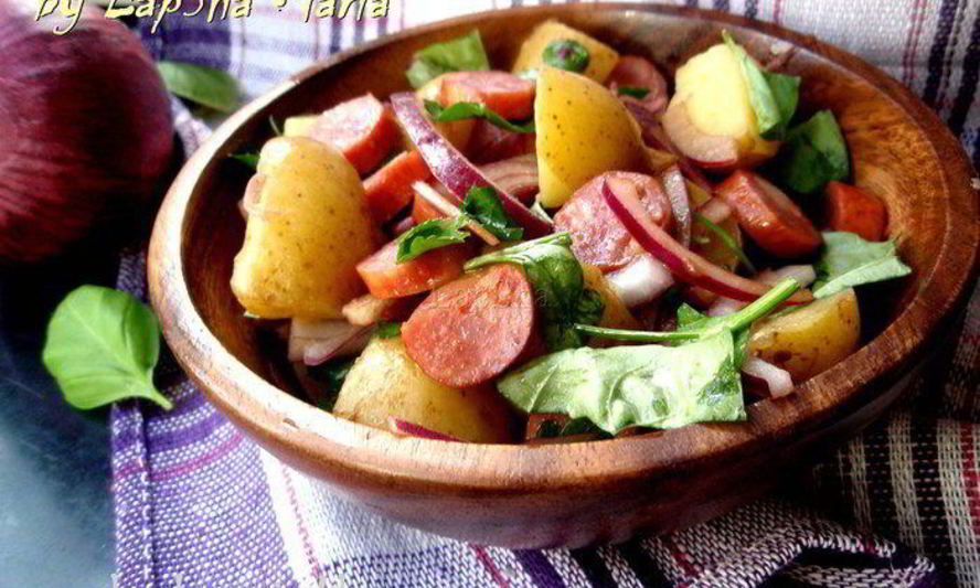 Рецепт картофельного салата с колбасками и красным луком