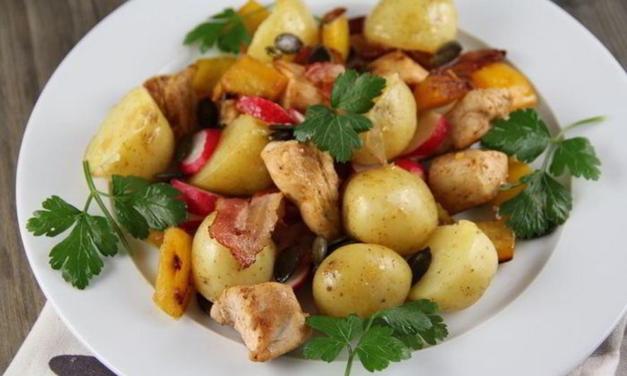 Рецепт картофельного салата с курицей, беконом и редисом