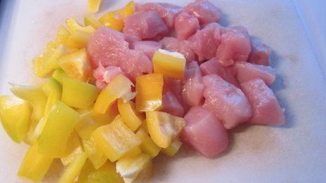 картофельный салат с курицей, беконом и редисом