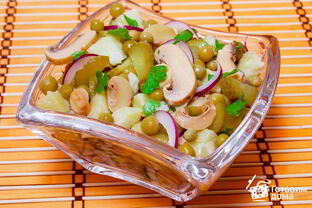Картофельный салат с маринованными грибами и зеленым горошком