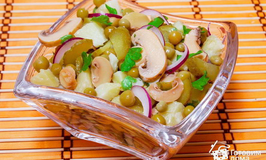Рецепт картофельного салата с маринованными грибами и зеленым горошком