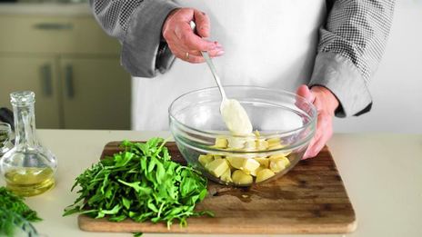 картофельный салат с обожженным сашими из лосося