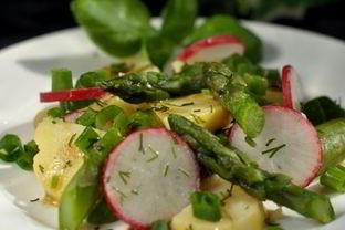 Картофельный салат с редиской и спаржей