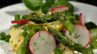 Картофельный салат с редиской и спаржей