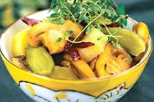 Картофельный салат с солеными огурцами и грибами