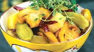 Картофельный салат с солеными огурцами и грибами