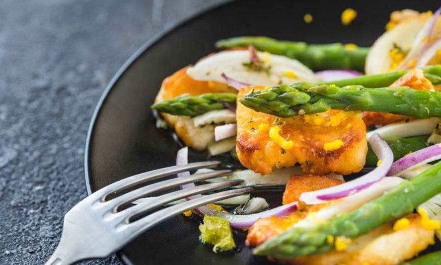 Рецепт картофельного салата с сыром халуми и стручковой фасолью