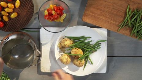 картофельный салат с зеленой фасолью