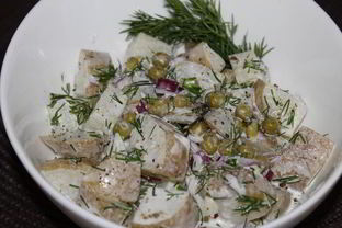 Картофельный салат с зеленым горошком