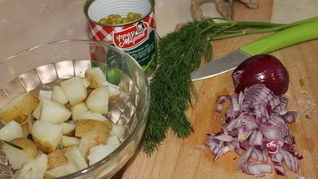 картофельный салат с зеленым горошком