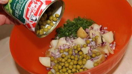 картофельный салат с зеленым горошком