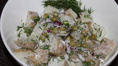 картофельный салат с зеленым горошком