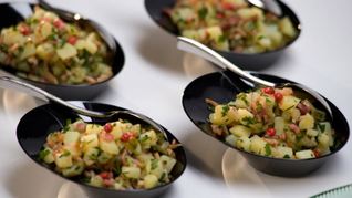 Картофельный салат с жареным беконом